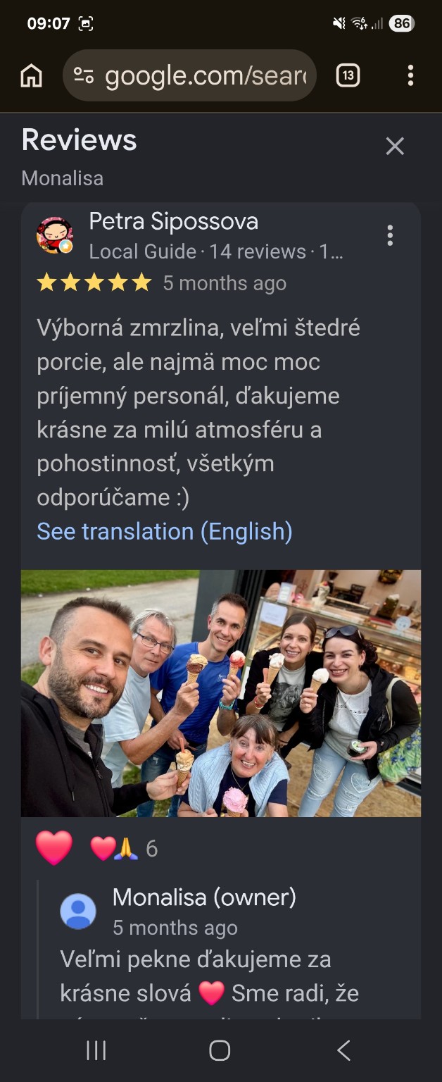 Návštevníci Monalisy so zmrzlinou pred prevádzkou